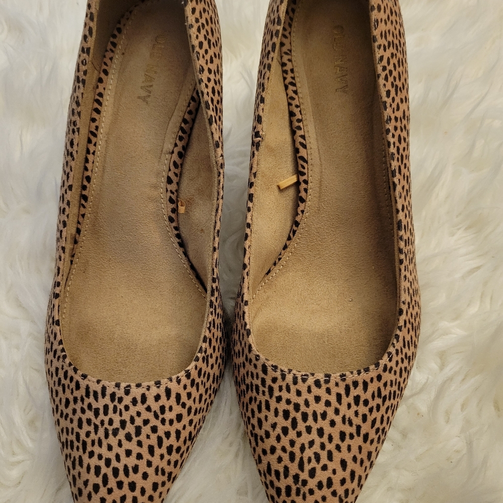 Leopard pumps. Low heel.